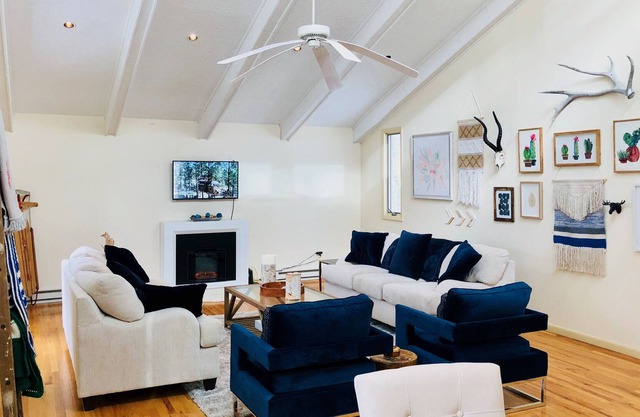 Catskills Moderne Mid-Century Lodge mit Whirlpool