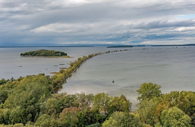 Causeway Cottage: Lake Beach & NY Biking Ferry