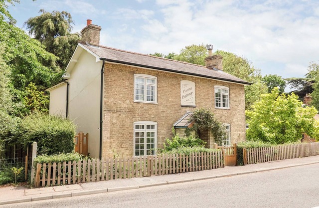 CAVAN COTTAGE, pet friendly, with open fire in Yoxford