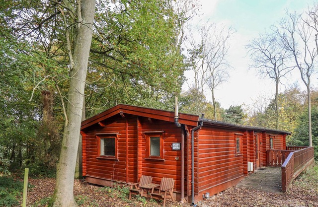 CAVENDISH LODGE (NO. 60), pet friendly, with a garden in Louth
