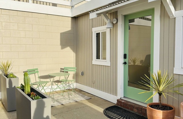 Cayucos Cottage Studio ll Modern Peak-A-Boo Ocean Views