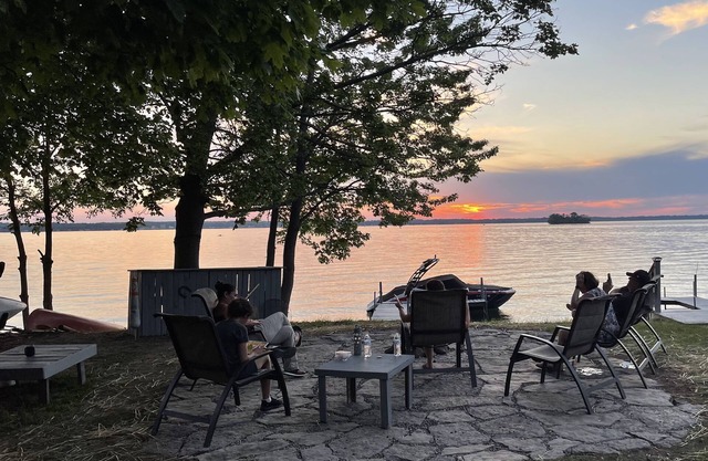 Cayuga Lakefront Oasis, Large Lakeside Yard & Docks, 2 Kitchens, 2 Living Rooms