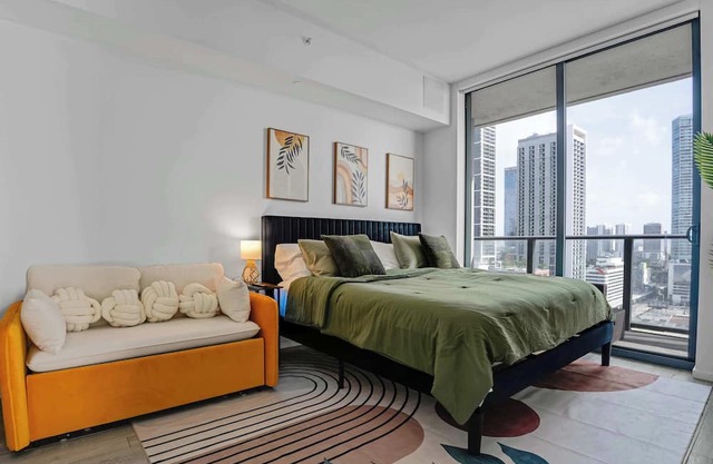 CBD LuxePad Penthouse Studio 1 King Bed 1 King Sofabed Bay Views, Full Amenities