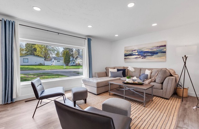 CDA ID. Sanders Beach! Best Location! Newly Remodeled Addition! Pet Friendly.
