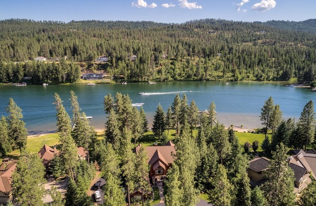 Elegante 7000 s / w Waterfront Hause auf 5 bewaldeten Acres CDA LakeRiver