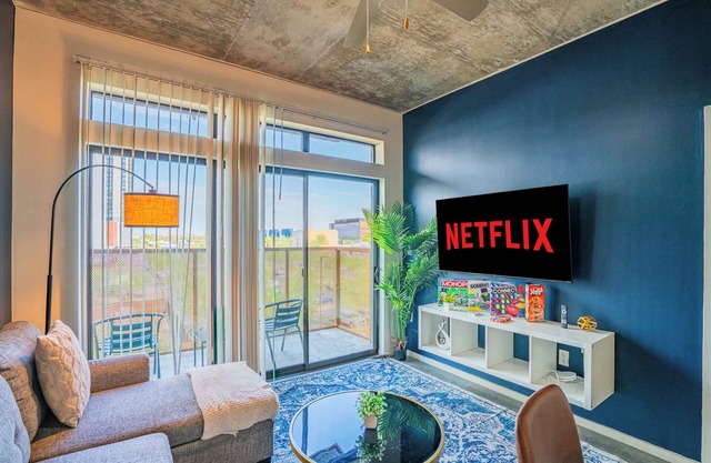 Alluring 2BD Apartment in DT with Gym Pool Parking