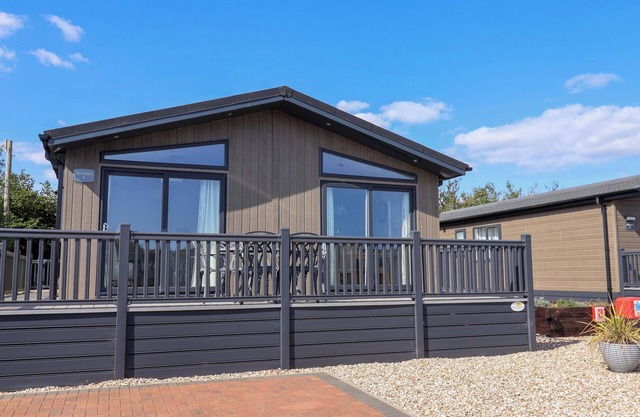 CEDAR 1, family friendly, with pool in Lyme Regis