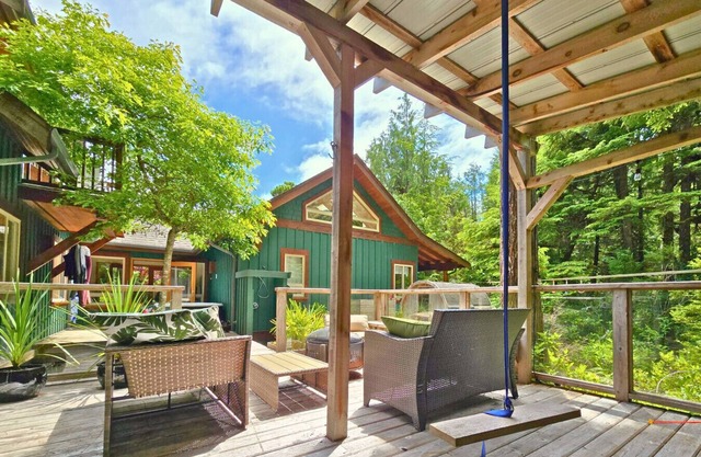 Cedar and Salt - Hot tub | Sauna |Wood Stove | EV Charger
