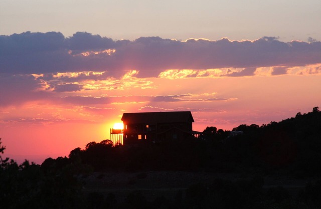 Cedar Bend Lodge Cabin @ Whispering Oaks, 20 miles from Moab!