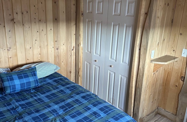 Cedar cabin. Fully equipped. Sleeps 3 comfortably.