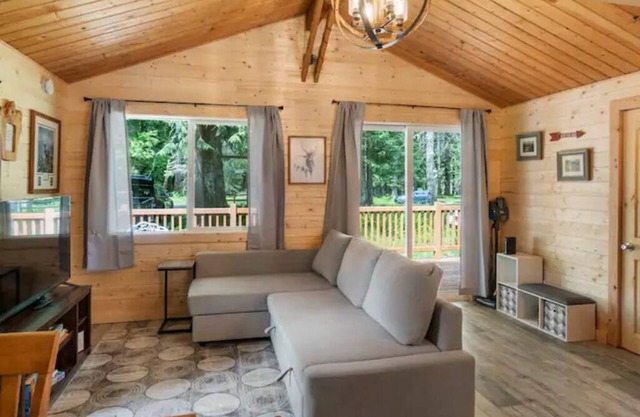 Cedar Cabin @ Rainier-Hot tub-AC-WiFi