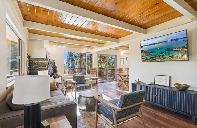 Cedar Chalet by Tahoe Getaways - Stunning 3BR with Fireplace & Pet Friendly