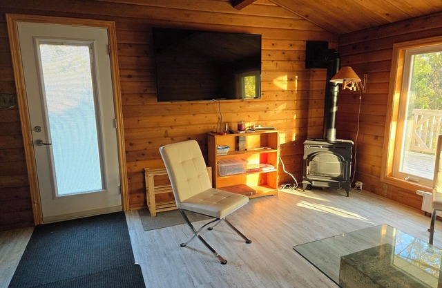 Cedar Cottage Dream - Newly Renovated and Sleeps 5