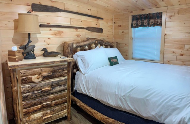 CEDAR COTTAGE - Lakefront on Thayer Lake in Alden with WiFi, AC