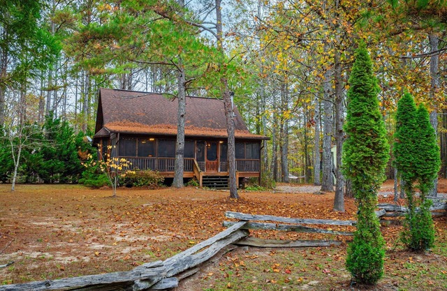 Cedar Cove-fishing, hot tub, fire pit & playhouse