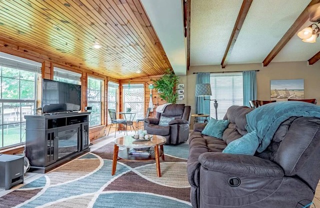 Cedar Creek Lake waterfront 3-bedroom 1.5 bath home - just steps to the water!