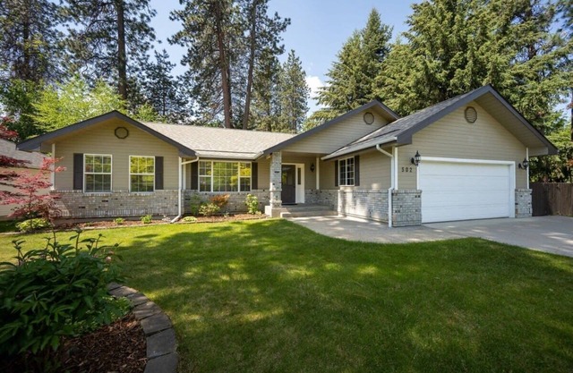 Cedar Falls Retreat - Quiet Neighborhood with Beach Access