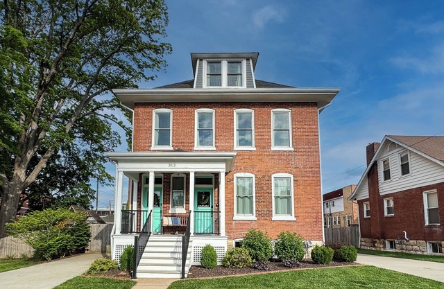 Cedar Haus - Downtown WashMo, Dog-Friendly, Wineries, Fenced Yard