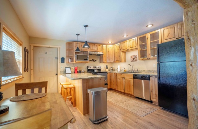 Cedar Haven Cottage - Pet Friendly! Private BBQ, Deck & Yard