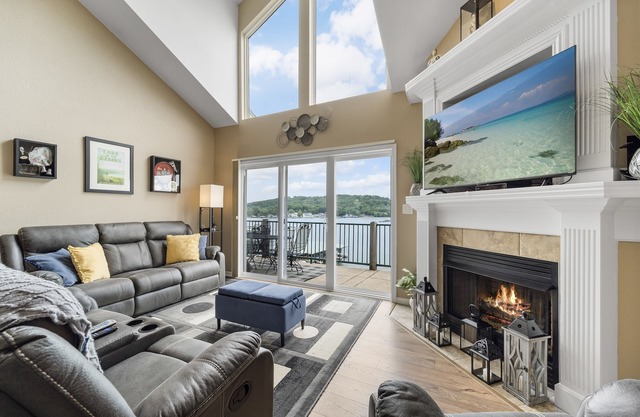 Cedar Heights - Spacious 5 Bdrm Lakeview Condo