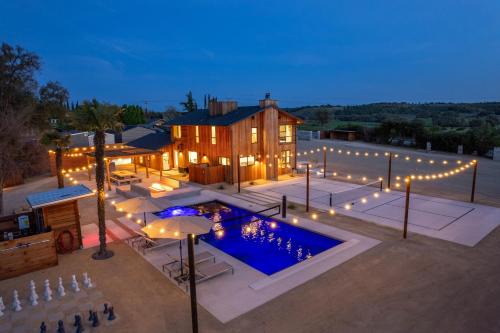 Cedar House - Pickleball, Saltwater Pool, Sauna