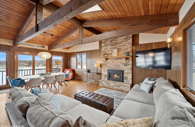 Cedar Lake getaway with sauna - pontoon rental!