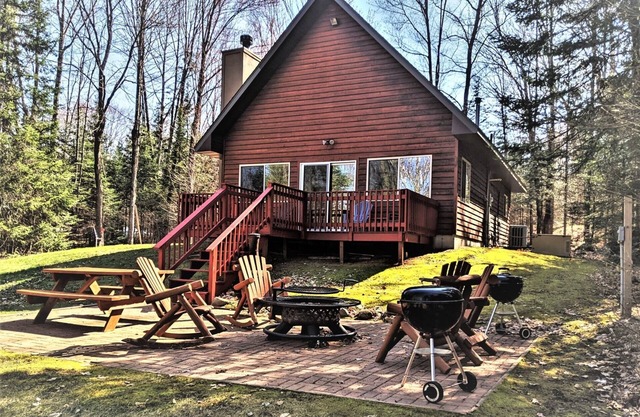 Cedar Lodge | 3 Bed, 1 Bath On the River