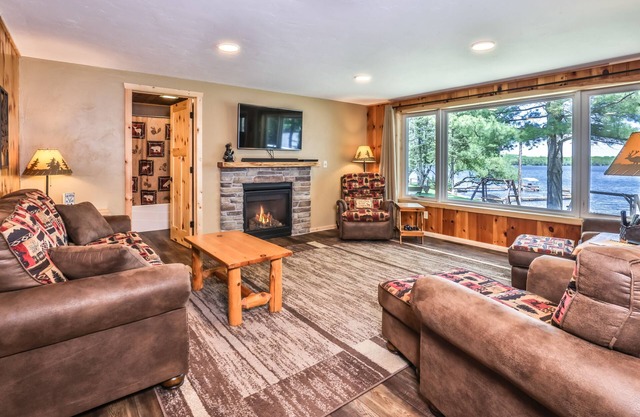 Cedar Lodge: Lakefront Cabin - Wi-Fi, Free Firewood, Generator, No Cleaning Fee!