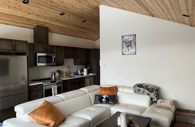 Cedar Lodge: Mountain Views + Lvl2 EV + Ping Pong