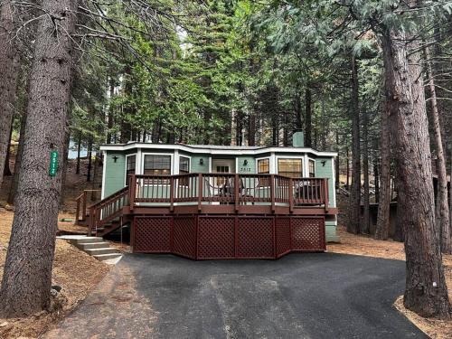 Cedar Oasis - Pet Friendly Cabin w Fireplace, Games and Wifi - 5 min to Big Trees