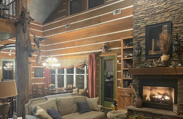 Cedar Point Lodge: Luxury cozy cabin near Oxford, MS