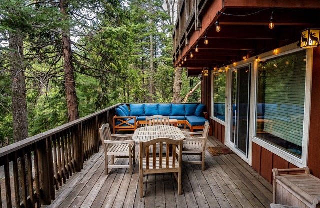 Cedar Retreat with Hot Tub, Sauna & Lake Access