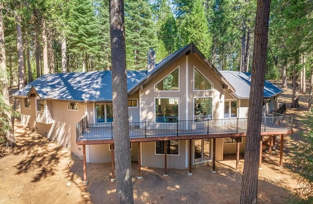 Cedar Ridge Cabin - Totally remodeled, 5 min from Historic Downtown Nevada City