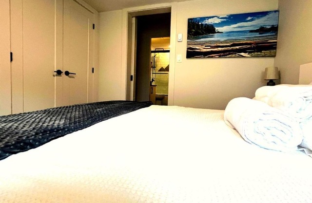 Cedar & Sage Suite - Kitchen & Comfort in Langford