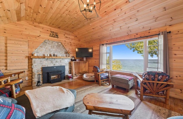 Cedar & Stone, Stunning Dyer's Bay Retreat Tico