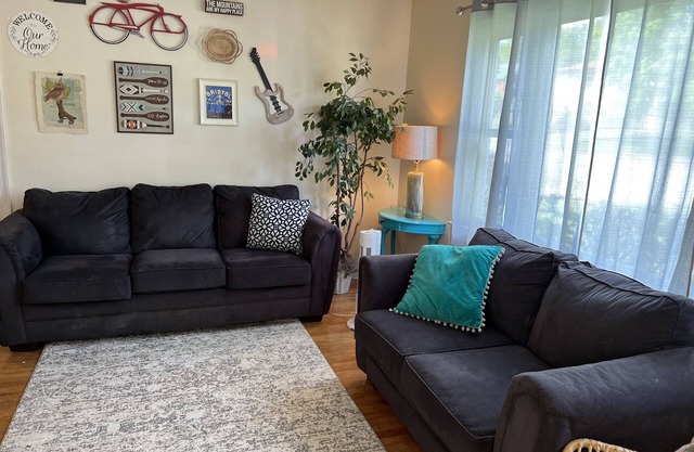 Cedar Valley Cottage- 3bed 2 ba near King University