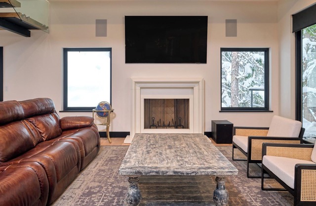 Cedar View: Luxurious 4-Bedroom Mountain Retreat Near Red Mountain Resort