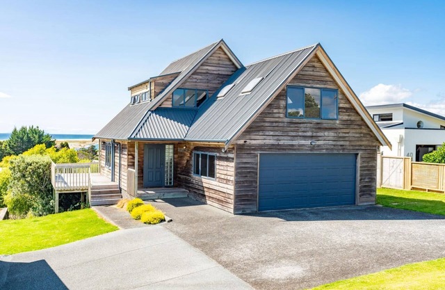 Cedar Views - Estuary views, all day sun, pet friendly and on a quiet street, a great spot to relax