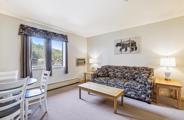 Cedarbrook Deluxe one bedroom suite with outdoor heated pool 21517