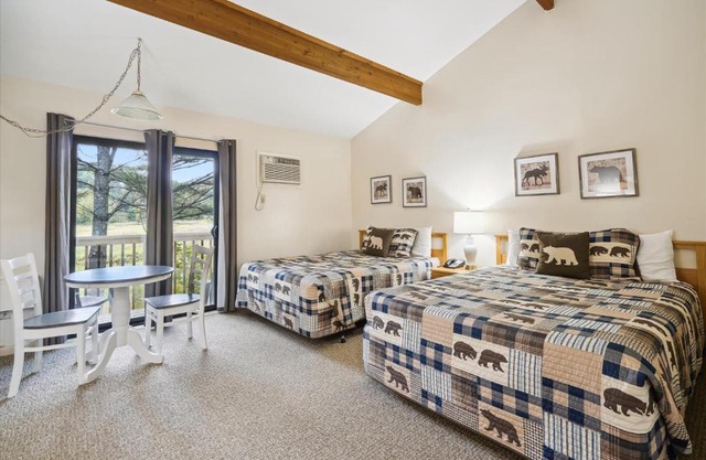 Cedarbrook Deluxe Two Bedroom Suite with outdoor heated pool 21202