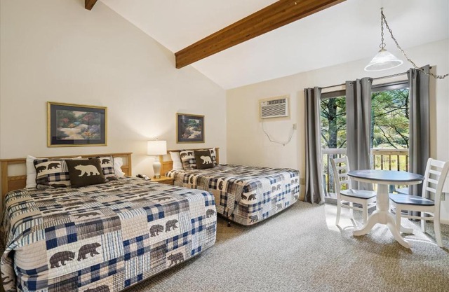 Cedarbrook Deluxe Two Bedroom Suite with outdoor heated pool 20304