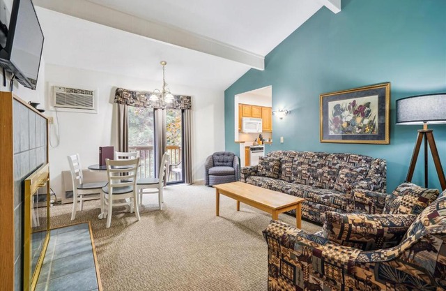 Cedarbrook Deluxe Two Bedroom Suite with outdoor heated pool 20910