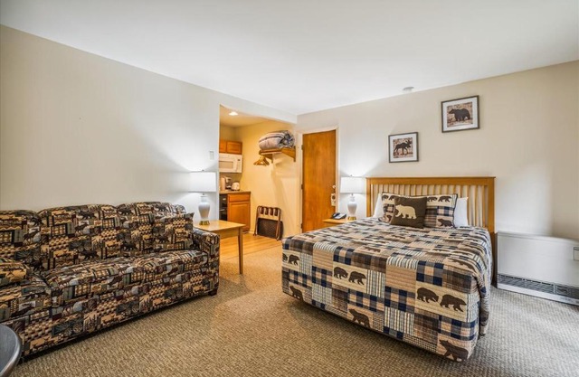 Cedarbrook Queen Studio 107