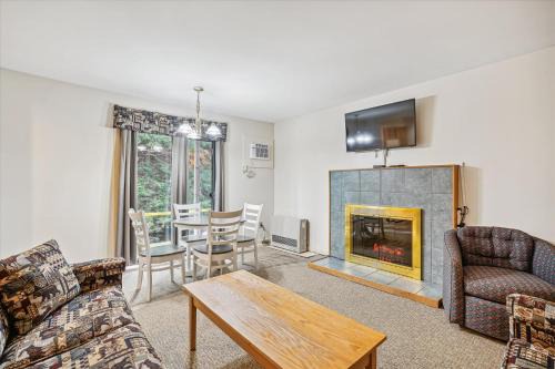 Cedarbrook Queen Suite 108