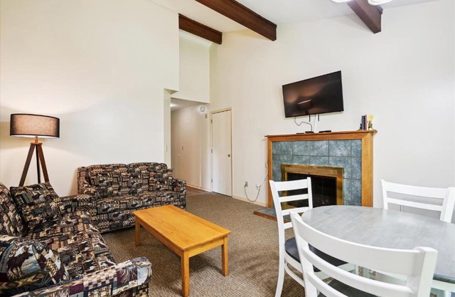 Cedarbrook Queen Suite 106