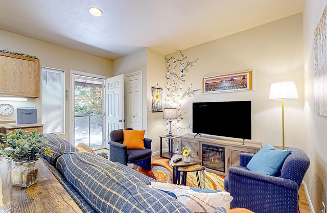 Cedars Hideaway B | Dog-friendly apartment in Stanwood with a fire table