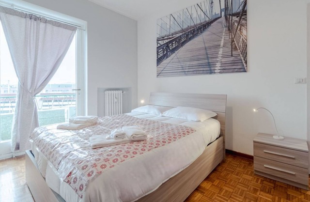Cenisia Roomy Apt x6- w/ Balcony