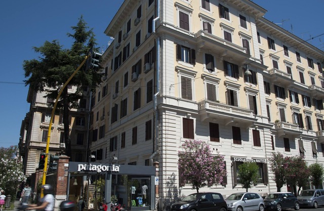 Center 2 Rooms is a modern and comfortable apartment located on the first floor.