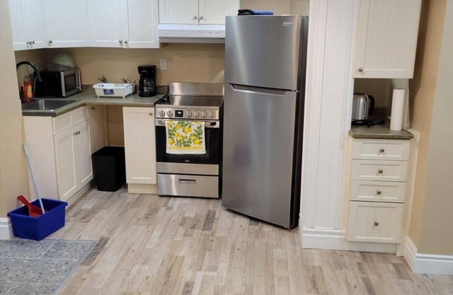 Center of Barrie city, 5.3km to Barrie lake and 5minutes to 400.2 guest allowed