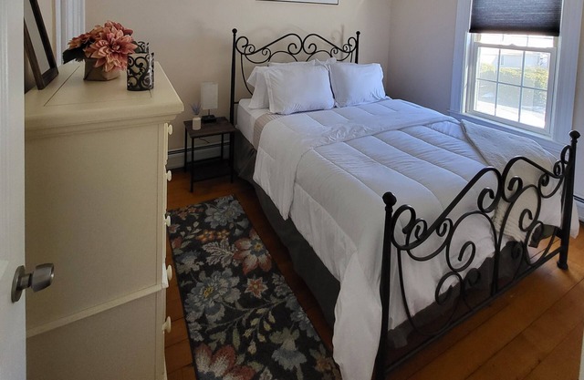 Center of Lenox, cozy 2-bedroom apartment REVIEWS https:/abnb.me/kcBk7oCR6xb